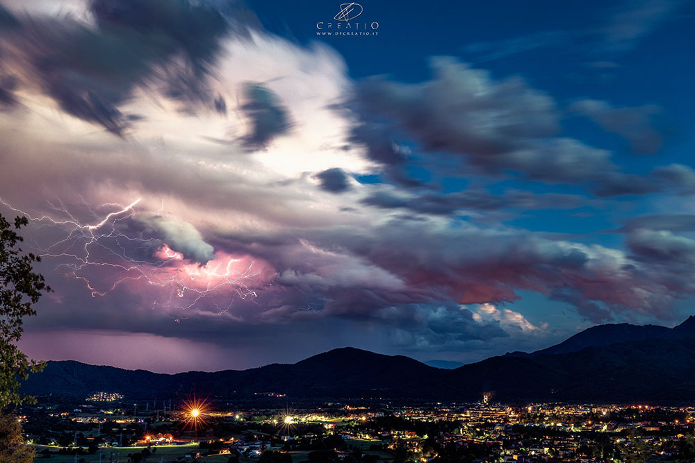 1705-08-31 Electricity Il potente temporale con tempesta di fulmini del 30 Agosto 2020 visto da Valgioie, Valsangone. La città di Giaveno illuminata in primo piano - Duilio Fiorille 